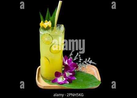 Boisson fraîche avec Kumquat et jus d'agrumes isolés sur fond noir Banque D'Images