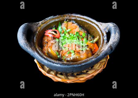 Poisson de maquereau frit vietnamien avec sauce sur fond noir Banque D'Images