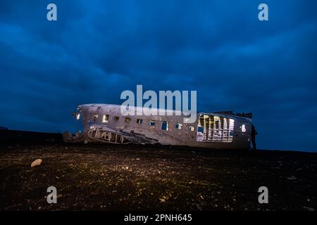 Islande - août 2021 : vue de nuit de l'ancienne épave d'avion écrasée abandonnée dans une plage de sable noir reculée en Islande Banque D'Images