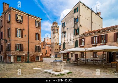 Vue panoramique d'une place avec puits d'eau en pierre (vera da pozzo), Dorsoduro, Venise, Vénétie, Italie Banque D'Images