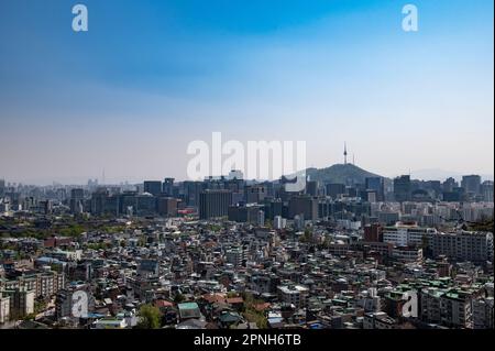 Vue sur la ville de Séoul avec la montagne Namsan et la Tour de Séoul en arrière-plan Banque D'Images