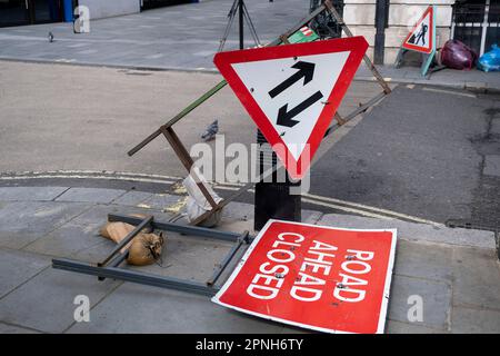 Circulation dans les deux sens tout droit et route en avant fermé le 30th mars 2023 à Londres, Royaume-Uni. Banque D'Images