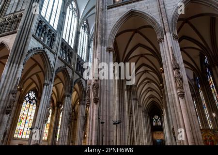 Cologne Cathdreal le 6th avril 2023 à Cologne, Allemagne. La cathédrale de Cologne est une église de style gothique en Rhénanie-du-Nord-Westphalie appartient à l'église catholique. C'est le siège de l'archevêque de Cologne et de l'administration de l'archidiocèse de Cologne. C'est le monument le plus visité de Germanys, attirant en moyenne 20 000 personnes par jour. À 157m or515 pieds, c'est la plus grande église à deux pieds au monde, la deuxième plus grande église en Europe après Ulm Minster, et la troisième plus grande église de toute sorte au monde. Banque D'Images