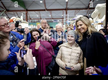 Sassenheim, pays-Bas. 19th avril 2023. SASSENHEIM - 19/04/2023, la reine Maxima rencontre Julia, une ukrainienne atteinte du cancer, lors d'une visite des seize chars au début de la construction du Bloemencorso Bollenstreek. Dans cette parade, les flotteurs sont décorés de fleurs bulbes, comme des tulipes, des jacinthes et des jonquilles. ANP ROBIN VAN LONKHUIJSEN pays-bas Out - belgique Out Credit: ANP/Alay Live News Banque D'Images