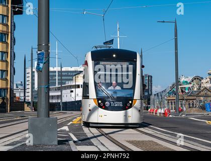 Leith, Édimbourg, Écosse, Royaume-Uni, 19th avril 2023. Trams à destination de Newhaven en cours d'exécution : les premiers trams à emprunter la ligne de tramway étendue pendant la journée ont commencé aujourd'hui pour tester l'itinéraire. Photo : un tramway passe devant 'Fingal Edinburgh', un hôtel flottant de luxe. Crédit : Sally Anderson/Alay Live News Banque D'Images