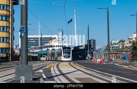 Leith, Édimbourg, Écosse, Royaume-Uni, 19th avril 2023. Trams à destination de Newhaven en cours d'exécution : les premiers trams à emprunter la ligne de tramway étendue pendant la journée ont commencé aujourd'hui pour tester l'itinéraire. Photo : un tramway passe devant 'Fingal Edinburgh', un hôtel flottant de luxe. Crédit : Sally Anderson/Alay Live News Banque D'Images