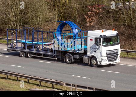 SYSTÈMES RADIUS, composants en polyéthène pour conduites sous pression XPO Logistics DAF XF tractant une remorque à LL20 marches ; se déplaçant sur l'autoroute M6 dans le Grand Manchester, Royaume-Uni Banque D'Images