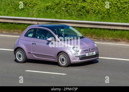 2013 Fiat 500 Lounge RHD opt Start/Stop Pink car Hatchback moteur essence taille 1242 cc Euro Status 5b ; sur l'autoroute M61, Royaume-Uni Banque D'Images