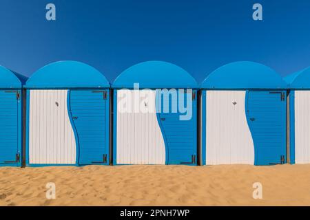 Vue panoramique sur les cabines de plage colorées de la plage de Dunkerque, France contre ciel bleu d'été Banque D'Images