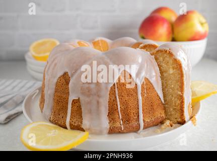 Gâteau au citron avec glaçure Banque D'Images
