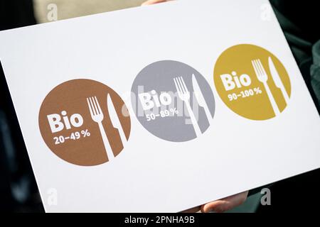 Berlin, Allemagne. 19th avril 2023. Sur un porte-affiche, les trois nouveaux logos pour les aliments biologiques dans les cantines et les salles à manger. Credit: Fabian Sommer/dpa/Alay Live News Banque D'Images