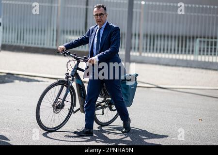 Berlin, Allemagne. 19th avril 2023. CEM Özdemir (Bündnis 90/Die Grünen), ministre fédéral de l'alimentation et de l'agriculture, arrive à vélo de la chancellerie après la réunion du cabinet. Credit: Fabian Sommer/dpa/Alay Live News Banque D'Images