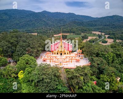 Chon Buri / Thaïlande / 23 octobre 2020 : Wat Khao Mai Daeng, vue magnifique, calme et calme dans les collines. Banque D'Images