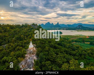 Mueang lop Buri District, Lophuri / Thaïlande / 11 octobre, 2020 : Wat Pa Phatthara Piyaram. Temple avec sculptures de caverne. Vue aérienne du temple de Bouddha Banque D'Images