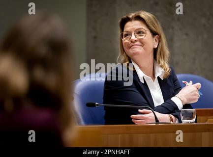 LA HAYE - Christianne van der Wal, ministre de la nature et de l'azote à la Chambre des représentants lors du débat sur les 24 milliards d'euros que le cabinet a réservés pour lutter contre la crise de l'azote. ANP KOEN VAN WEEL pays-bas hors - belgique hors Banque D'Images