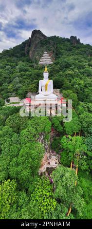 Mueang lop Buri District, Lopuri / Thaïlande / 10 octobre 2020 : Wat Siri Chanthanimit Worawihan et statue de Bouddha blanc avec parasol royal Banque D'Images