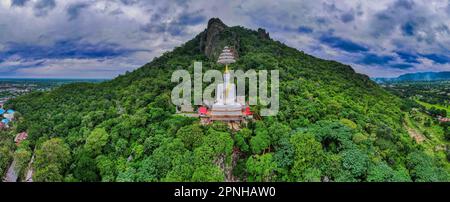 Mueang lop Buri District, Lopuri / Thaïlande / 10 octobre 2020 : Wat Siri Chanthanimit Worawihan et statue de Bouddha blanc avec parasol royal Banque D'Images