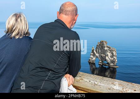 Islande - août 2021: Touristes à Hvitserkur célèbre rocher de Rhino, une attraction touristique populaire dans la péninsule de Vatnsnes Banque D'Images