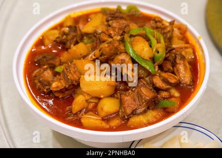 Un délicieux plat chinois Xinjiang, grande assiette de poulet Banque D'Images