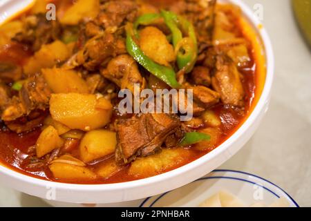 Un délicieux plat chinois Xinjiang, grande assiette de poulet Banque D'Images