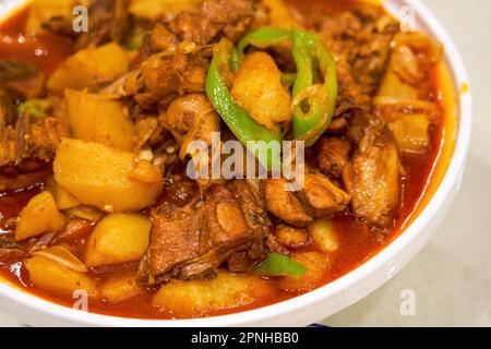 Un délicieux plat chinois Xinjiang, grande assiette de poulet Banque D'Images