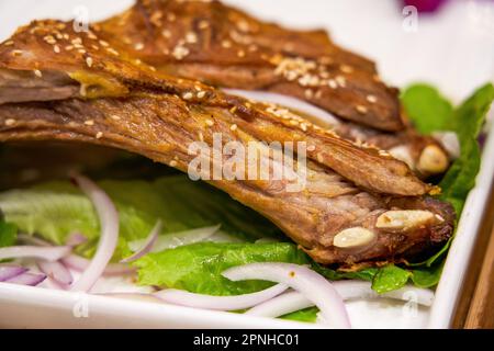 Délicieux plat chinois Xinjiang, côtelettes d'agneau grillées Banque D'Images