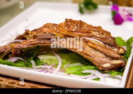 Délicieux plat chinois Xinjiang, côtelettes d'agneau grillées Banque D'Images