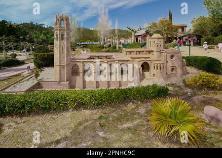 Torrelles de Llobregat, Catalogne - 19 avril 2023 : gros plan du modèle de l'ancienne cathédrale de Lleida dans le parc miniature de Catalogne avec des enfants Banque D'Images