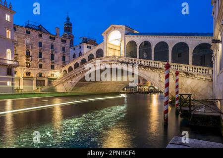 Grand Canal et Pont du Rialto (Ponte di Rialto) de nuit, Venise, Vénétie, Italie Banque D'Images