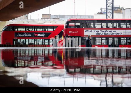 Londres, Royaume-Uni. 19 avril 2023. Les bus à impériale sont reflétés dans une zone aquatique de la City de Londres, qui semble être submergée sous l'eau montante. Les militants de la rébellion des extinction, qui s’associent à d’autres groupes de campagne sur le changement climatique, ont annoncé le « Big One », une série d’événements qui se déroulent le week-end à Westminster et qui exigent que le gouvernement britannique prenne des mesures pour atténuer les effets du changement climatique et l’impact sur la montée du niveau des mers. Credit: Stephen Chung / Alamy Live News Banque D'Images