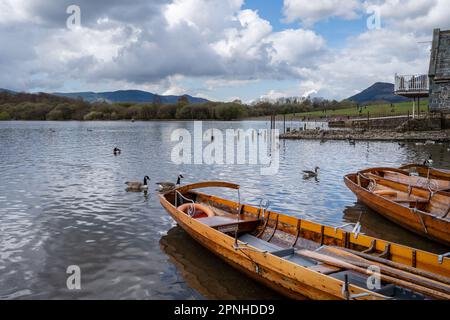 Bateaux au lac Derwentwater, disponibles à la location à Keswick Launch, Keswick, The Lake District, Cumberland, Royaume-Uni. Banque D'Images