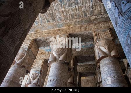 Ancien temple égyptien de Hathor à Dendra, Égypte Banque D'Images