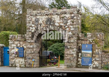 Porte d'entrée du château de Muncaster, une attraction touristique populaire près de Ravenglass, le Lake District, Cumberland, Royaume-Uni. Banque D'Images