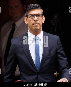 Londres, Royaume-Uni. 19th avril 2023. Le Premier ministre britannique, Rishi Sunak, quitte la rue numéro 10 Downing pour aller au Parlement pour les questions du Premier ministre. Il fera face à Kier Starmer dans la boîte de répartition. Crédit : Karl Black/Alay Live News Banque D'Images