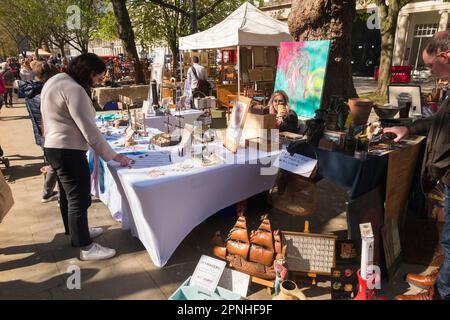 Cheltenham antiques and Vintage Market, marché de rue le samedi sur la Promenade de Cheltenham Spa. Vendeurs de rue et étals de vêtements à proximité des terrasses géorgiennes de maisons de ville dans la ville de Gloucestershire. ROYAUME-UNI. (134) Banque D'Images