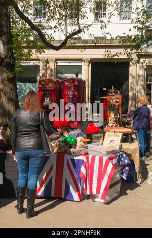 Cheltenham antiques and Vintage Market, marché de rue le samedi sur la Promenade de Cheltenham Spa. Vendeurs de rue et étals de vêtements à proximité des terrasses géorgiennes de maisons de ville dans la ville de Gloucestershire. ROYAUME-UNI. (134) Banque D'Images