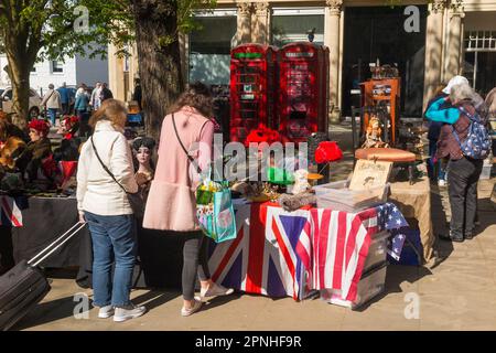 Cheltenham antiques and Vintage Market, marché de rue le samedi sur la Promenade de Cheltenham Spa. Vendeurs de rue et étals de vêtements à proximité des terrasses géorgiennes de maisons de ville dans la ville de Gloucestershire. ROYAUME-UNI. (134) Banque D'Images