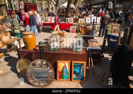 Cheltenham antiques and Vintage Market, marché de rue le samedi sur la Promenade de Cheltenham Spa. Vendeurs de rue et étals de vêtements à proximité des terrasses géorgiennes de maisons de ville dans la ville de Gloucestershire. ROYAUME-UNI. (134) Banque D'Images