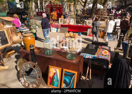 Cheltenham antiques and Vintage Market, marché de rue le samedi sur la Promenade de Cheltenham Spa. Vendeurs de rue et étals de vêtements à proximité des terrasses géorgiennes de maisons de ville dans la ville de Gloucestershire. ROYAUME-UNI. (134) Banque D'Images