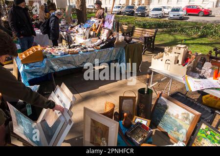 Cheltenham antiques and Vintage Market, marché de rue le samedi sur la Promenade de Cheltenham Spa. Vendeurs de rue et étals de vêtements à proximité des terrasses géorgiennes de maisons de ville dans la ville de Gloucestershire. ROYAUME-UNI. (134) Banque D'Images