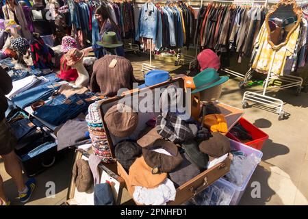 Cheltenham antiques and Vintage Market, marché de rue le samedi sur la Promenade de Cheltenham Spa. Vendeurs de rue et étals de vêtements à proximité des terrasses géorgiennes de maisons de ville dans la ville de Gloucestershire. ROYAUME-UNI. (134) Banque D'Images