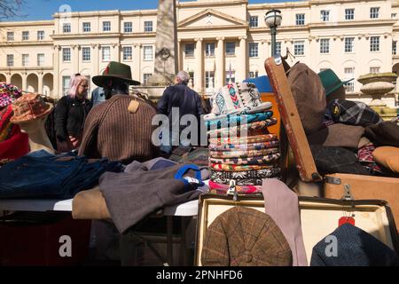 Cheltenham antiques and Vintage Market, marché de rue le samedi sur la Promenade de Cheltenham Spa. Vendeurs de rue et étals de vêtements à proximité des terrasses géorgiennes de maisons de ville dans la ville de Gloucestershire. ROYAUME-UNI. (134) Banque D'Images