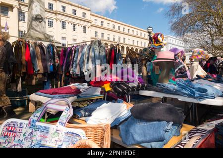 Cheltenham antiques and Vintage Market, marché de rue le samedi sur la Promenade de Cheltenham Spa. Vendeurs de rue et étals de vêtements à proximité des terrasses géorgiennes de maisons de ville dans la ville de Gloucestershire. ROYAUME-UNI. (134) Banque D'Images