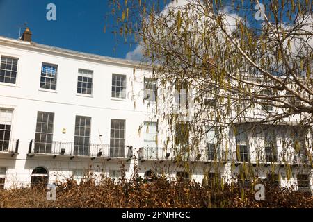 Royal Crescent, Cheltenham, lors d'une belle journée de printemps ensoleillée en avril avec ciel bleu / ciel et soleil. GL50 3DA. ROYAUME-UNI. (134) Banque D'Images