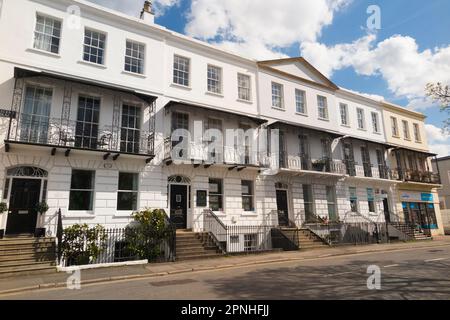 Crescent Terrace, Cheltenham, sur une belle journée de printemps ensoleillée en avril avec ciel bleu / ciel et soleil. Maisons de ville datant de la première terrasse géorgienne, construites dans le centre thermal Cheltenham. ROYAUME-UNI (134). Banque D'Images