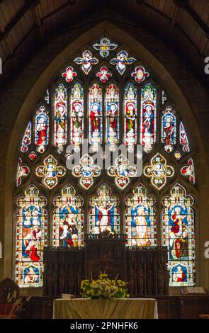 Vitraux donnant sur la table haute au-delà des anciens sièges de chœur à Cheltenham Minster, St Mary's. Cheltenham Spa, Gloucestershire. ROYAUME-UNI. (134) Banque D'Images