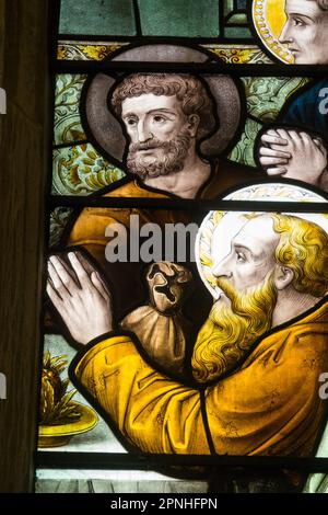 Les Apôtres, y compris Judas avec sac d'argent contenant des pièces d'argent et un halo gris, dans une vitrelle d'église – détail de la dernière fenêtre de la Cène – à Cheltenham Minster, St Mary's. Cheltenham, Gloucestershire. ROYAUME-UNI. (134). Banque D'Images