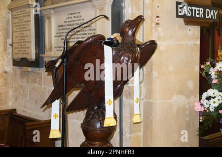 Le lutrin en forme d'aigle, bureau de lecture pour tenir la Bible, dans le Nave de Cheltenham Minster, St Mary's. Cheltenham Spa, Gloucestershire. ROYAUME-UNI. (134) Banque D'Images