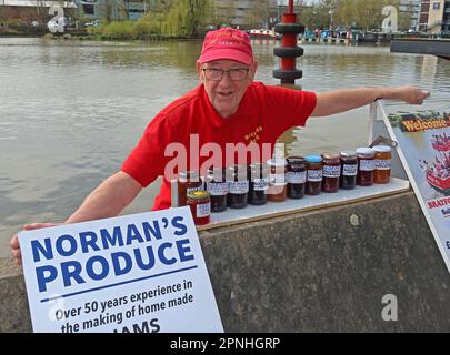 Normans Produce, Norman Scargill Lincoln Jam Maker depuis plus de 50 ans travaillant sur le Brayford Belle, Lincoln, Lincolnshire, Angleterre, Royaume-Uni, LN1 1YX Banque D'Images