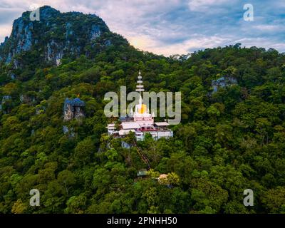 Quartier de Mueang lop Buri, Lopuri / Thaïlande / 11 octobre 2020 : Temple de Lopuri Peacock. Il y a tant de paons qui errent sur les terrains et vivent moi Banque D'Images